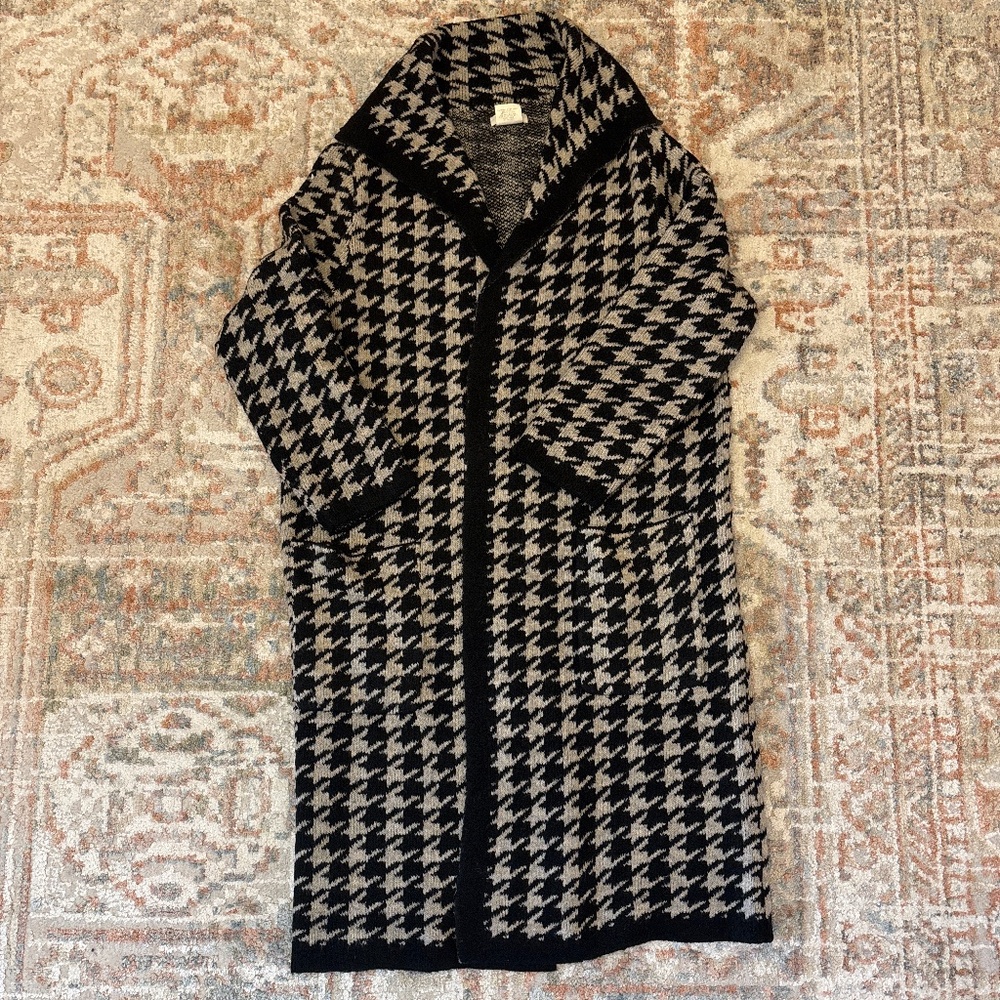 Winter basics easy to wear Max Studio long cardigan, fits size s/m